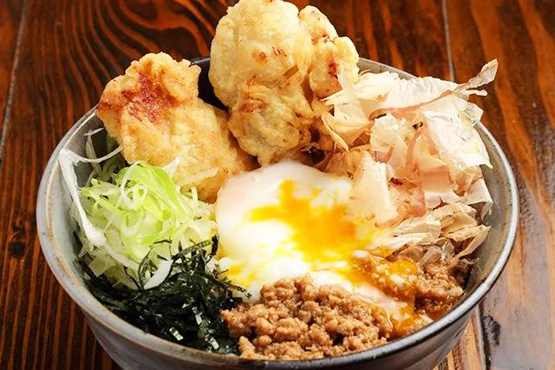 麺類と共に天ぷらと丼を贅沢に提供