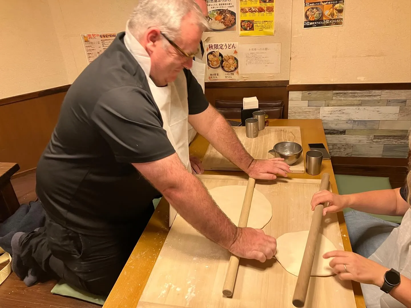 【奈良・新大宮で本格うどん体験】アメリカから3人組が参加!手...
