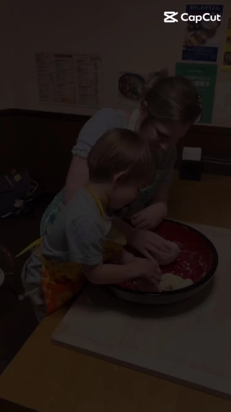 外国人向けのうどん教室の様子です。